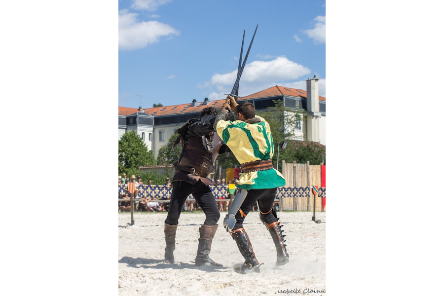 Action equestre spectacle combat médiéval